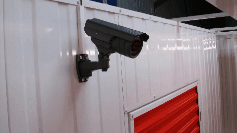 Caméra de vidéosurveillance fixée au-dessus d’un box rouge dans le centre HOMEBOX Barcelona - Sant Andreu.