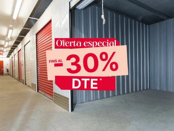 Passadís interior amb portes de trasters vermelles i parets metàl·liques clares del centre HOMEBOX Sevilla